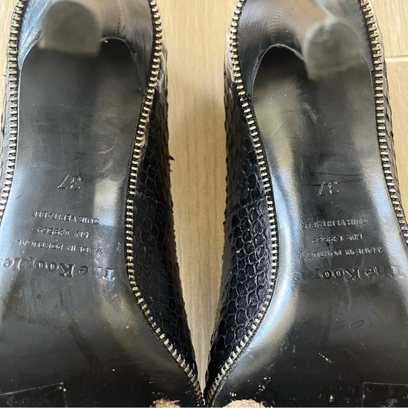 The Kooples Jiji Python Zipper Pointed Toe Heel
White/Black Size 7 - Picture 8 of 9